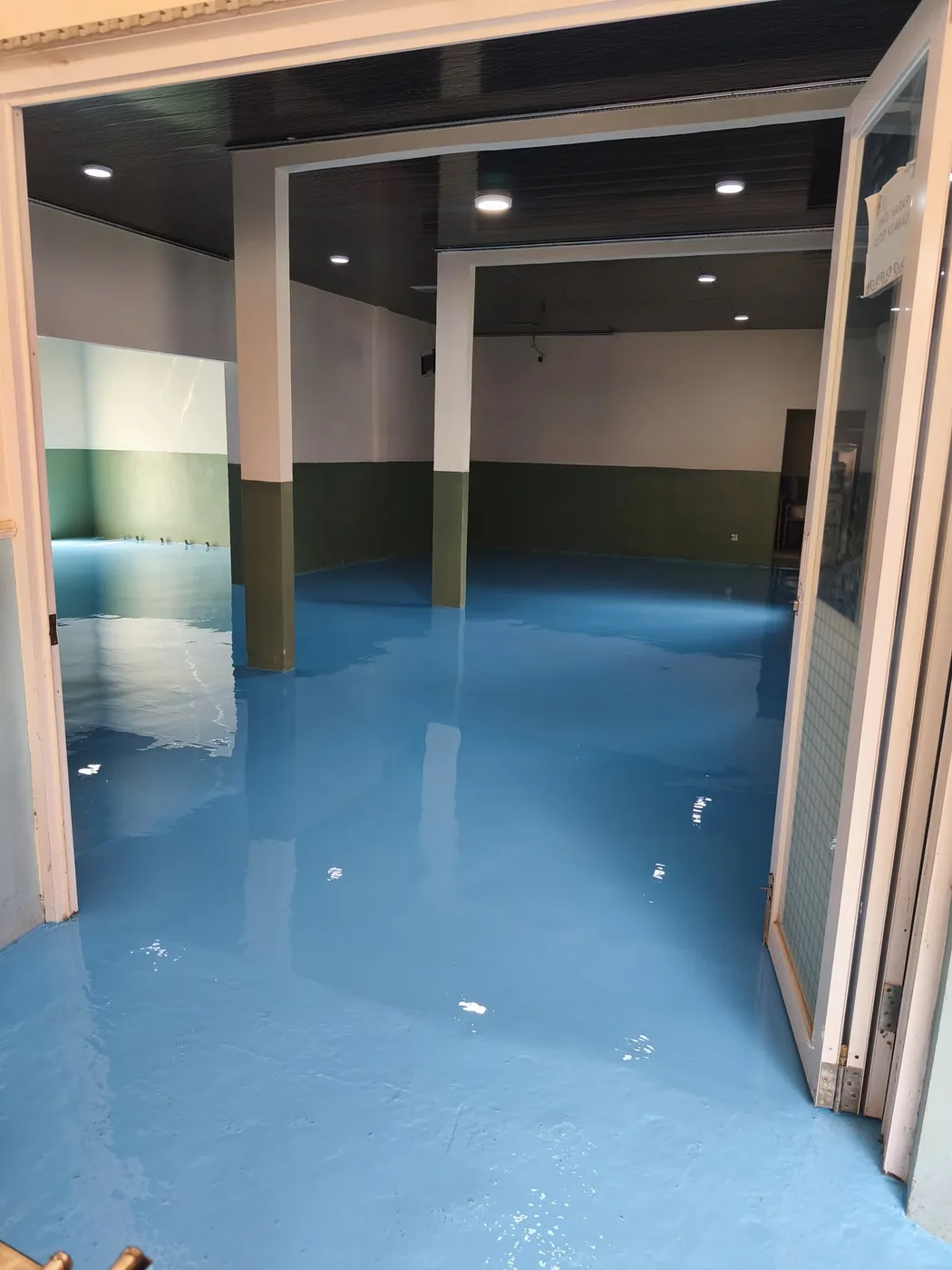 Epoxy lantai biru untuk ruang usaha